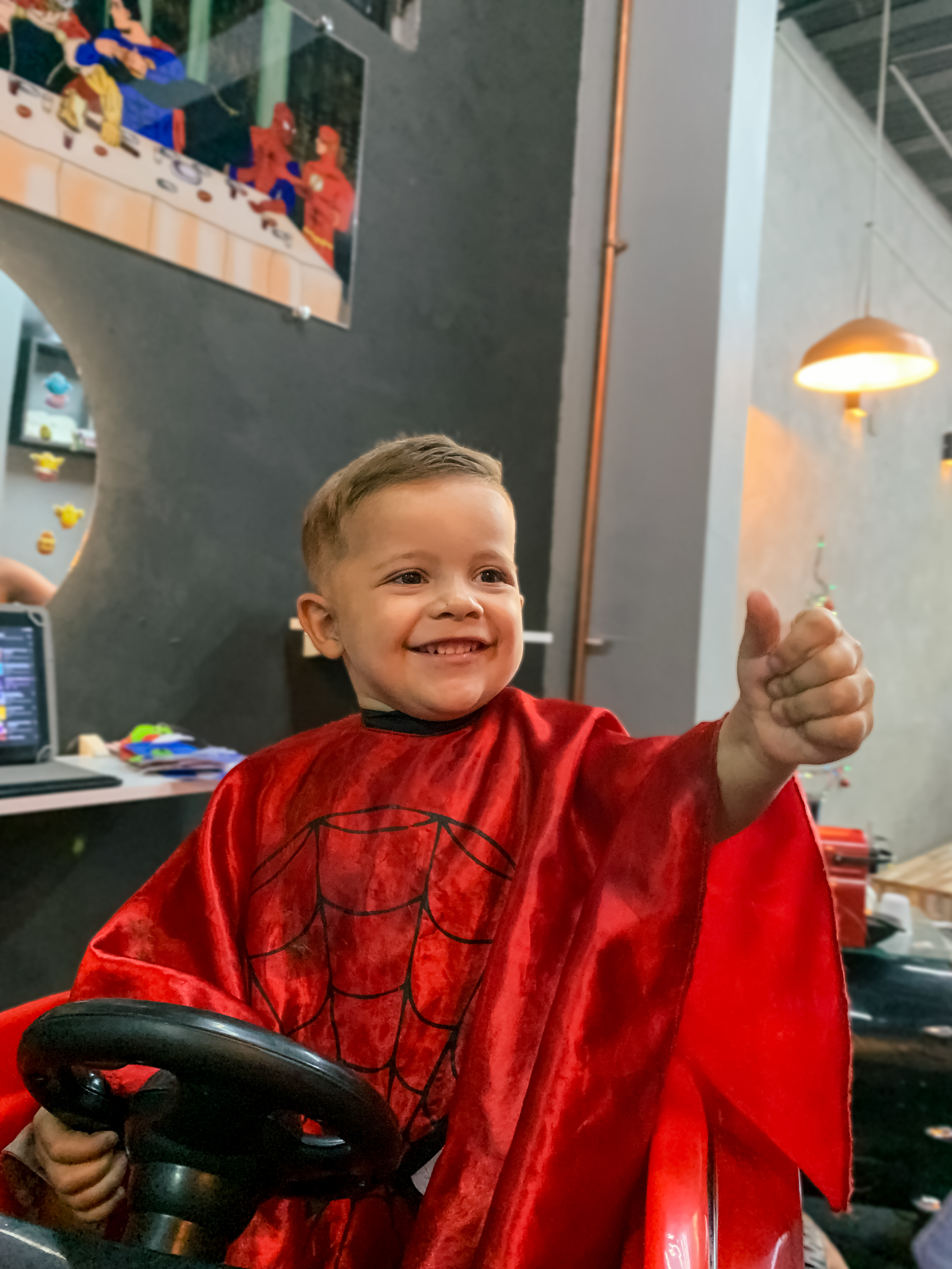 criança cortando cabelo